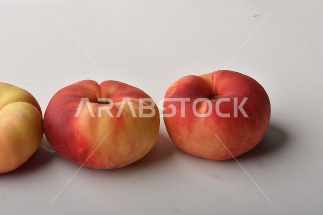 فاكهة الخوخ اللذيذ على خلفية بيضاء ، فاكهة الدّراق الصحية اللذيذة ، فاكهة صيفية