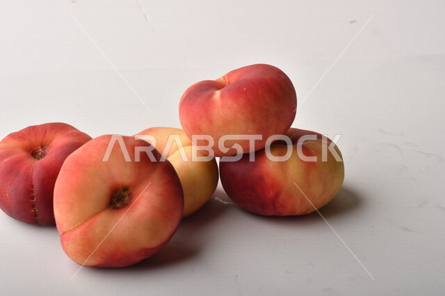 فاكهة الخوخ اللذيذ على خلفية بيضاء ، فاكهة الدّراق الصحية اللذيذة ، فاكهة صيفية