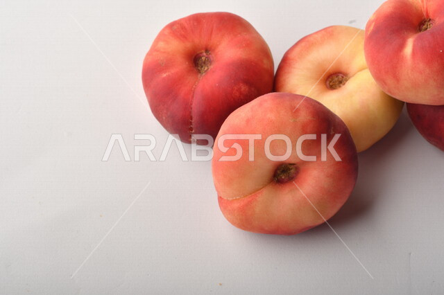 فاكهة الخوخ اللذيذ على خلفية بيضاء ، فاكهة الدّراق الصحية اللذيذة ، فاكهة صيفية