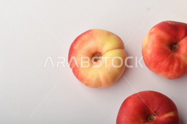 فاكهة الخوخ اللذيذ على خلفية بيضاء ، فاكهة الدّراق الصحية اللذيذة ، فاكهة صيفية