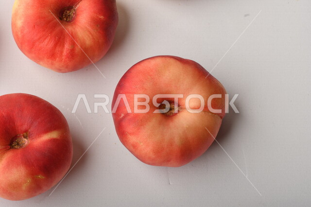 فاكهة الخوخ اللذيذ على خلفية بيضاء ، فاكهة الدّراق الصحية اللذيذة ، فاكهة صيفية