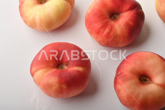 فاكهة الخوخ اللذيذ على خلفية بيضاء ، فاكهة الدّراق الصحية اللذيذة ، فاكهة صيفية