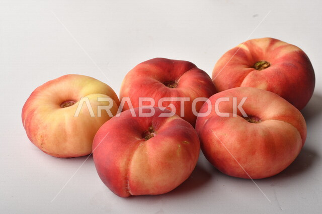 فاكهة الخوخ اللذيذ على خلفية بيضاء ، فاكهة الدّراق الصحية اللذيذة ، فاكهة صيفية