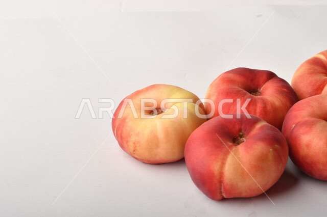 فاكهة الخوخ اللذيذ على خلفية بيضاء ، فاكهة الدّراق الصحية اللذيذة ، فاكهة صيفية