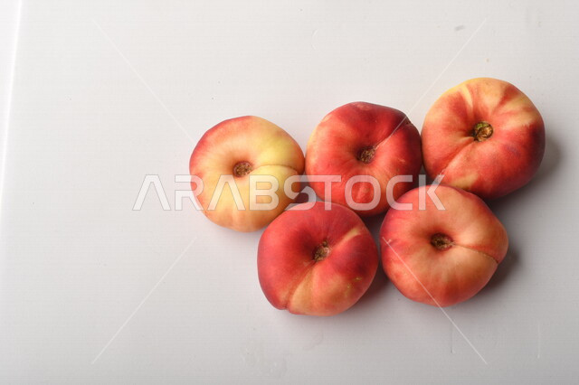 فاكهة الخوخ اللذيذ على خلفية بيضاء ، فاكهة الدّراق الصحية اللذيذة ، فاكهة صيفية