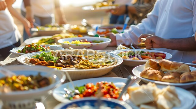 سفرة مليئة بأصناف متنوعة من الاطعمه , مفهوم الترابط الاسري , المناسبات الاسلامية والدينية, مأكولات صحية على مائدة الافطار في شهر رمضان, أجواء رمضانية روحانية, عائلة عربيه خليجيه سعودية تجتمع على سفرة الطعام في شهر الخير