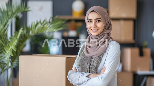 مفهوم الأنوثة والنعومة، ملابس محجبات عصرية راقية، الاهتمام بالمظهر الخارجي والأناقة، صورة مقربة لامرأة عربية خليجية سعودية محجبة تنظر إلى الكاميرا بايماءات الثقة بالنفس والسرور