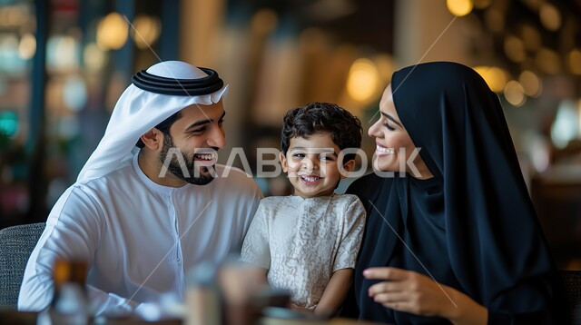 اجواء عائلية سعيدة، قضاء وقت ممتع مع الابناء، ايماءات البهجة والسرور، تعابير الفرح والسعادة، حوارات ونقاشات اسرية، صورة مقربة لاسرة عربية خليجية اماراتية مجتمعة حول مائدة الطعام