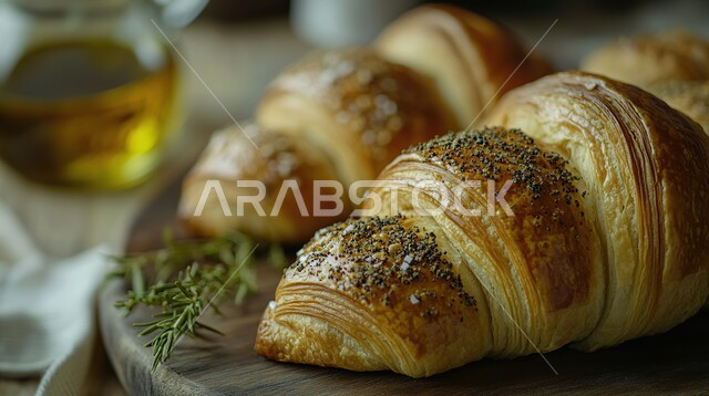 المخبوزات والمعجنات الساخنة والشهية، صورة مقربة لطبق من الكروسان الهشة، اطعمة ومأكولات سريعة، وجبة فطور لذيذة، مخابز عربية خليجية سعودية