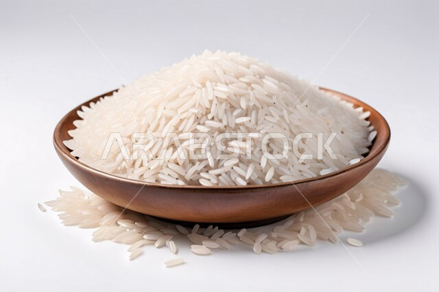 بورتريه لطبق بني مليئ بحبيبات الارز ,  محصول الارز الزراعي , ارز ابيض غير مطبوخ , أرز ابيض منثور على الأرض , محاصيل زراعيه