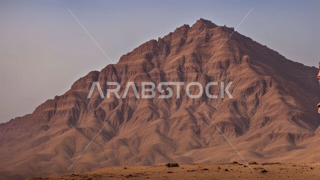 التكوينات والتشكلات الصخرية و الرملية في صحراء المملكة العربية السعودية، التلال و الهضاب من الرمال الناعمة الذهبية، مناطق البادية والبيئة الطبيعية الصحراوية في وقت النهار, المرتفعات و التضاريس والقمم الجبلية في البراري