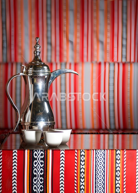 دلة قهوة عربية نحاسية مع فناجين, تقديم المشروبات الساخنة, كرم الضيافة وحسن الاستقبال في المملكة العربية السعودية، أصالة العادات والتقاليد الخليجية، جلسات شعبية تقليدية
