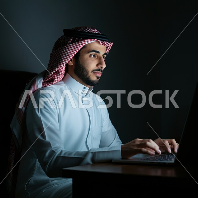 دمج العمل مع التقنية والتكنولوجيا, رجل عربي خليجي سعودي يرتدي الثوب التقليدي والشماغ، يجلس على كرسي مريح يستخدم الحاسوب المحمول، مفهوم إدارة شؤون الأعمال وتنظيمها عبر الاجهزة الحديثة، عقد إجتماع عمل عبر الإنترنت