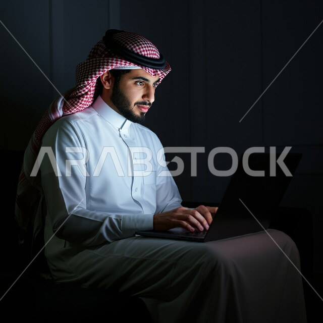 دمج العمل مع التقنية والتكنولوجيا, رجل عربي خليجي سعودي يرتدي الثوب التقليدي والشماغ، يجلس على كرسي مريح يستخدم الحاسوب المحمول، مفهوم إدارة شؤون الأعمال وتنظيمها عبر الاجهزة الحديثة، عقد إجتماع عمل عبر الإنترنت
