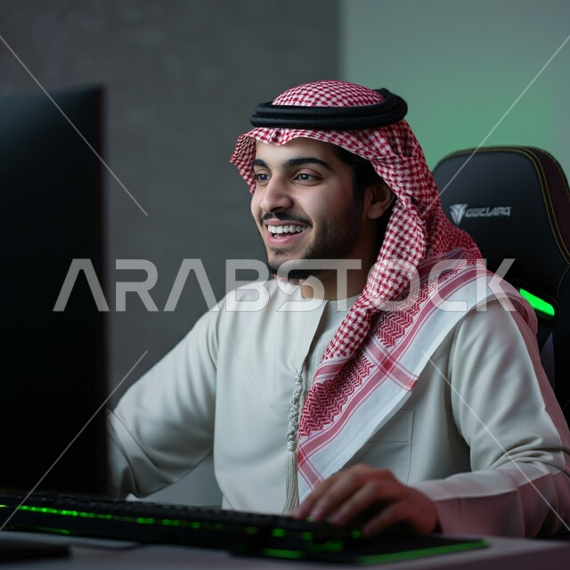 دمج العمل مع التقنية والتكنولوجيا, رجل عربي خليجي سعودي يرتدي الثوب التقليدي والشماغ، يجلس على كرسي مريح يستخدم الحاسوب المحمول، مفهوم إدارة شؤون الأعمال وتنظيمها عبر الاجهزة الحديثة، عقد إجتماع عمل عبر الإنترنت