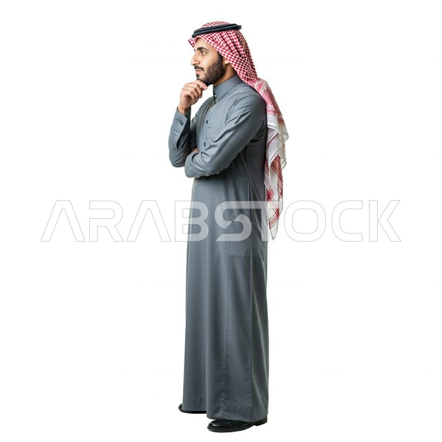 التأمل و التخطيط للمستقبل، التمعن والتركيز لإيجاد حل لمشكلة، بورتريه من الجانب لرجل عربي خليجي سعودي يرتدي الثوب التقليدي والشماغ يضع يده على ذقنه بإيماءات التفكير بشيء ما، الجسم بالطول الكامل، خلفية بيضاء