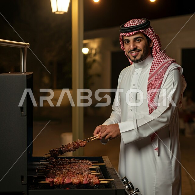 مأكولات وأصناف عربية شرقية، صورة لرجل عربي سعودي خليجي يرتدي الثوب التقليدي والشماغ يحمل بيده طبق من أسياخ اللحم والدجاج المشوية، أطباق الباربكيو الشهية، وجبات الطعام اللذيذة الصحية، مطاعم المشاوي في المملكة العربية السعودية، الاستمتاع في حفلة الشواء