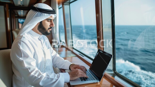 إدارة شؤون الأعمال وتنظيمها عبر الاجهزة التقنية، دمج العمل مع التقنية والتكنولوجيا، صورة مقربة لرجل اعمال عربي خليجي سعودي يرتدي الزي التقليدي يعمل على جهاز الحاسوب المحمول بإيماءات التركيز، مهن ووظائف ادارية مكتبية