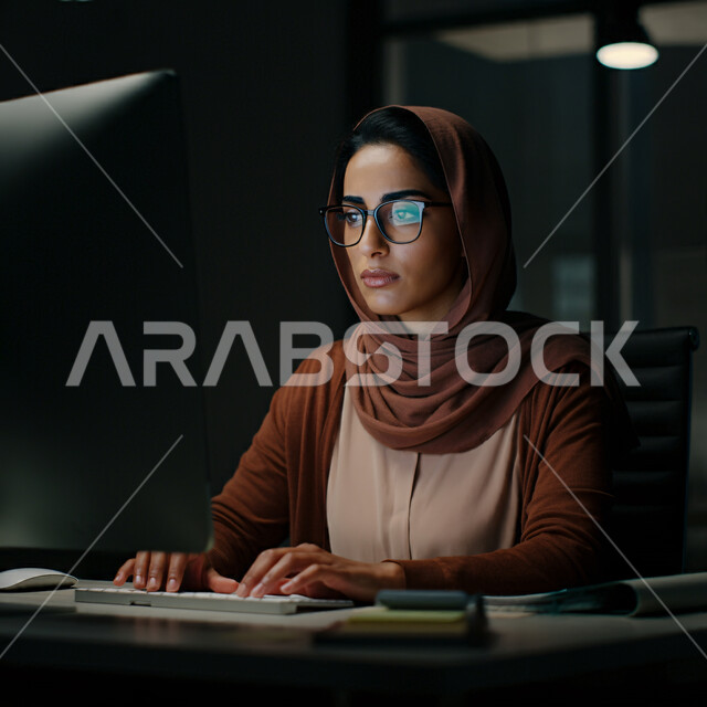 مهن ووظائف مكتبية نسائية، إدارة وتنظيم الأعمال ضمن مقر الشركة, بيئة العمل المريحة في شركات المملكة، استخدام الوسائل التقنية الحديثة والمتطورة لإنجاز المهام, امرأة عربية خليجية سعودية محجبة تعمل على الحاسب المحمول