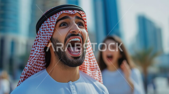الصدمة والتعجب من حصول أمر ما، ايماءات تدل على الذهول لسماع خبر مفاجئ، صورة مقربة لرجل عربي خليجي اماراتي يرتدي الزي التقليدي يرفع رأسه للاعلى بتعابير الصراخ والدهشة والخوف، خلفية ضبابية