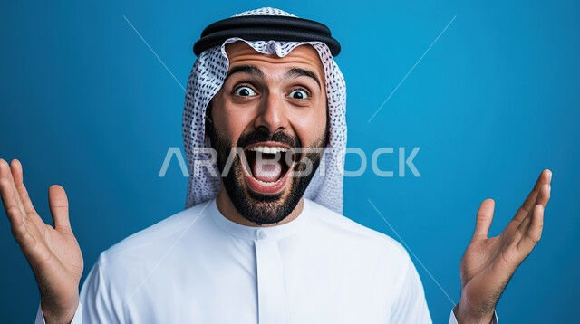 إيماءات وجه ويدين تدل على الدهشه, بورتريه لرجل عربي إماراتي خليجي يرتدي الزي الإماراتي التقليدي, التعجب, الاستغراب من شيئ ما, الصدمه والذهول والمفاجأة, خلفية زرقاء