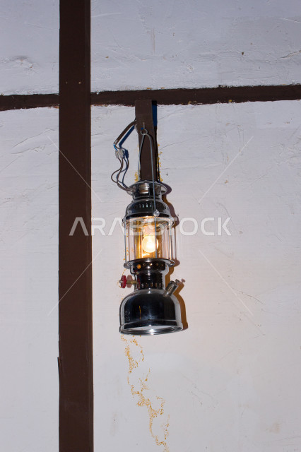 فانوس عربي تقليدي ، فانوس معلق على الجدار ، مصباح قديم الطراز مصنوعة من النحاس ، شهر رمضان ، فانوس رمضان