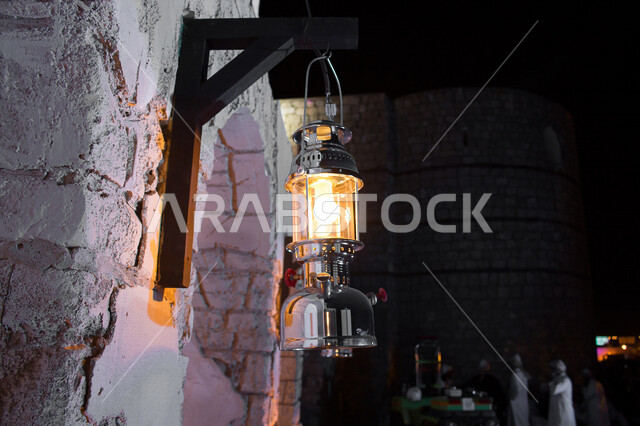 فانوس عربي تقليدي ، فانوس معلق على الجدار ، مصباح قديم الطراز مصنوعة من النحاس ، شهر رمضان ، فانوس رمضان