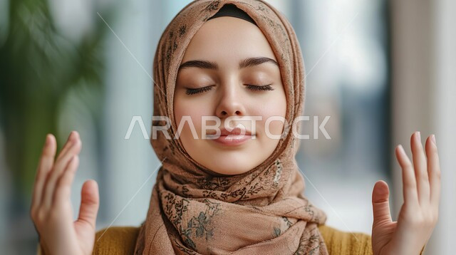 الاسترخاء والشعور بالراحة، الاستمتاع في قضاء الوقت بالتأمل، التدرب على الهدوء وتمالك النفس، المحافظة على اللياقة والصحة البدنية، صورة مقربة لشابة عربية خليجية سعودية تغمض عينيها