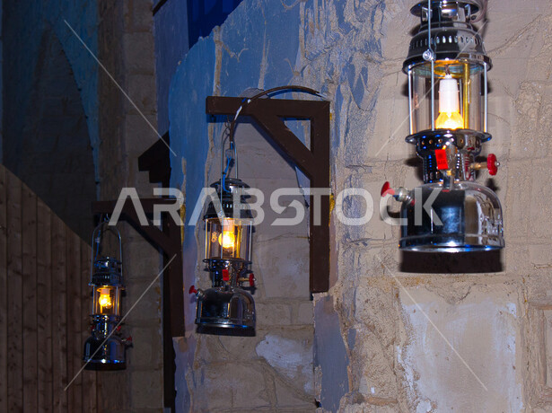 فانوس عربي تقليدي ، فانوس معلق على الجدار ، مصباح قديم الطراز مصنوعة من النحاس ، شهر رمضان ، فانوس رمضان