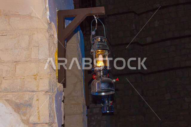 فانوس عربي تقليدي ، فانوس معلق على الجدار ، مصباح قديم الطراز مصنوعة من النحاس ، شهر رمضان ، فانوس رمضان