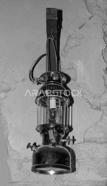 فانوس عربي تقليدي ، فانوس معلق على الجدار ، مصباح قديم الطراز مصنوعة من النحاس ، شهر رمضان ، فانوس رمضان