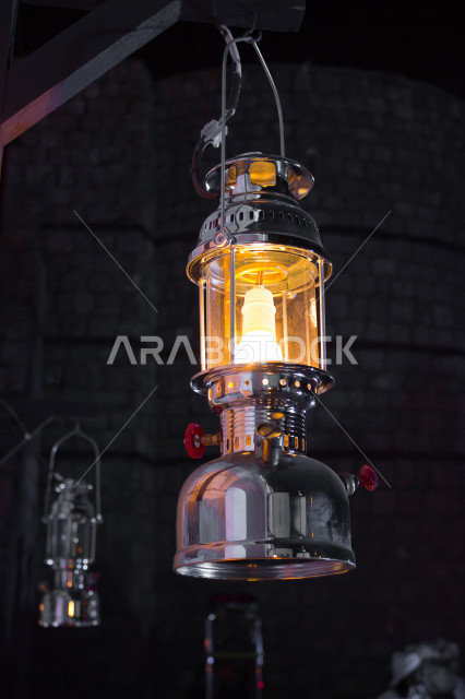 فانوس عربي تقليدي ، فانوس معلق على الجدار ، مصباح قديم الطراز مصنوعة من النحاس ، شهر رمضان ، فانوس رمضان