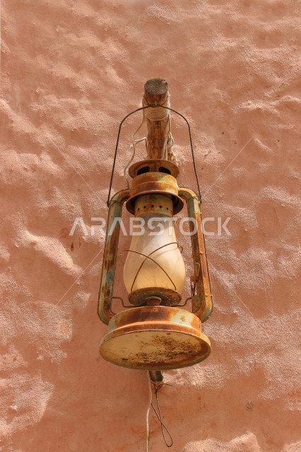فانوس عربي تقليدي ، فانوس معلق على الجدار ، مصباح قديم الطراز مصنوعة من النحاس ، شهر رمضان ، فانوس رمضان
