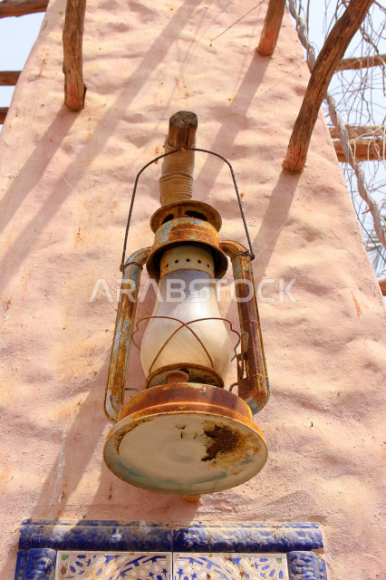 فانوس عربي تقليدي ، فانوس معلق على الجدار ، مصباح قديم الطراز مصنوعة من النحاس ، شهر رمضان ، فانوس رمضان