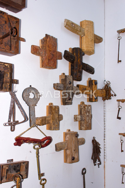 صورة لمفاتيح قديمة عتيقة معلقة على الحائط ، علاقة مفاتيح ، قفل ومفاتيح