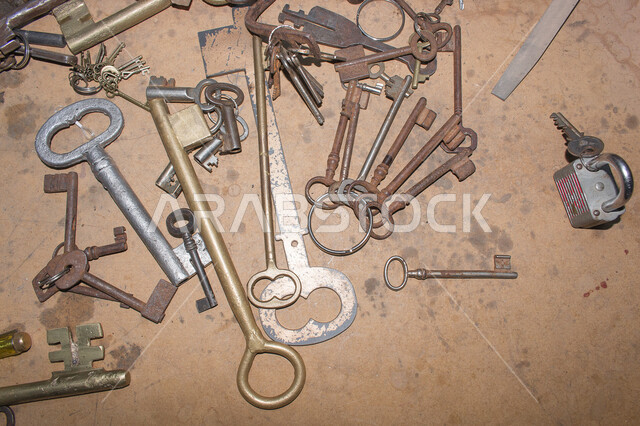 صورة مقربة لمجموعة من المفاتيح القديمة العتيقة ، قفل ومفاتيح  ، مفاتيح معدنية عتيقة