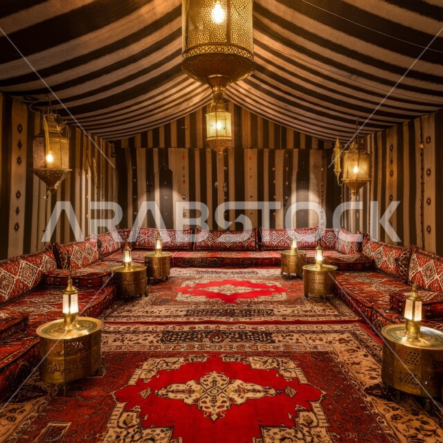 الديكور الداخلي للمجالس التقليدية, حياة البدو في المملكة العربية السعودية, التصميم التراثي السعودي، طاولات الضيافة الخشبية المنخفضة مع السجاد، خيمة بدوية شعبية مضاءة بالفوانيس المعدنية المعلقة، الأصالة والتراث والعراقة