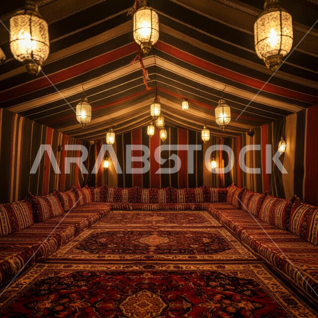 خيمة بدوية شعبية مضاءة بالفوانيس المعدنية المعلقة، الأصالة والتراث والعراقة، الديكور الداخلي للمجالس التقليدية، حياة البدو في المملكة العربية السعودية، التصميم التراثي السعودي، أثاث ومقاعد منخفضة مع السجاد