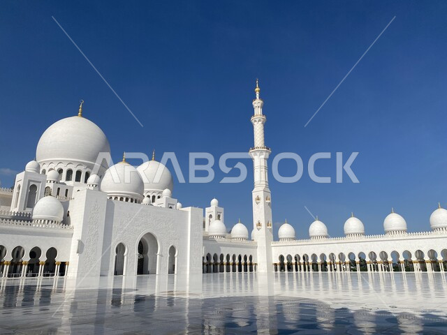 Grand Mosque in Abu Dhabi during the day, architectural designs for building mosques, domes and minarets in the Arab-Islamic style, the concept of getting closer to God Almighty, the call of Muslims to perform the duties and prayers, places of worship in the United Arab Emirates