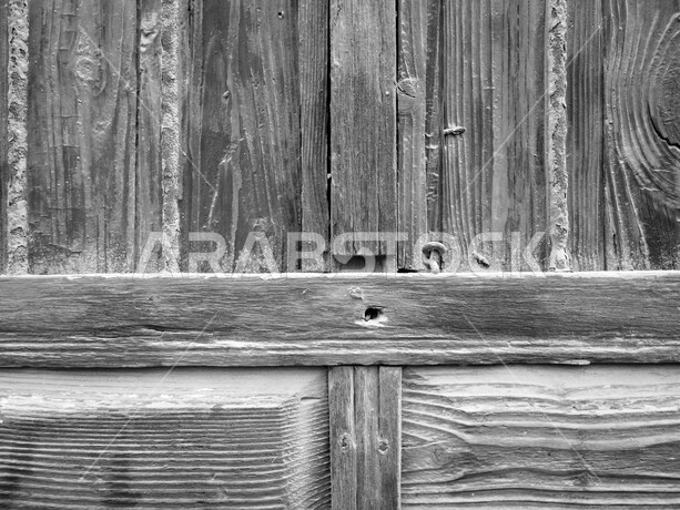 باب آثري قديم في السعودية بأسلوب تاريخي اسلامي ، معالم سياحة في المملكة العربية السعودية ، صورة خلفية لباب حجري قديم بارز الشكل ، باب قديم ، قفل نحاسي