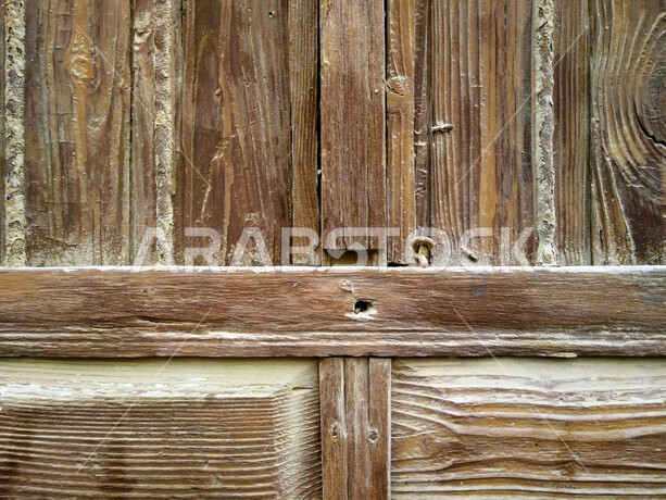 باب آثري قديم في السعودية بأسلوب تاريخي اسلامي ، معالم سياحة في المملكة العربية السعودية ، صورة خلفية لباب حجري قديم بارز الشكل ، باب قديم ، قفل نحاسي