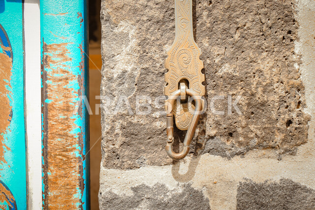 باب آثري قديم في السعودية بأسلوب تاريخي اسلامي ، معالم سياحة في المملكة العربية السعودية ، صورة خلفية لباب حجري قديم بارز الشكل ، باب قديم ، قفل نحاسي