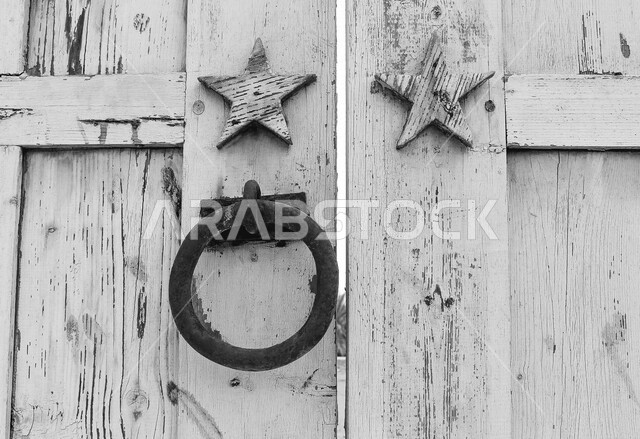 باب آثري قديم في السعودية بأسلوب تاريخي اسلامي ، معالم سياحة في المملكة العربية السعودية ، صورة خلفية لباب حجري قديم بارز الشكل ، باب قديم ، قفل نحاسي