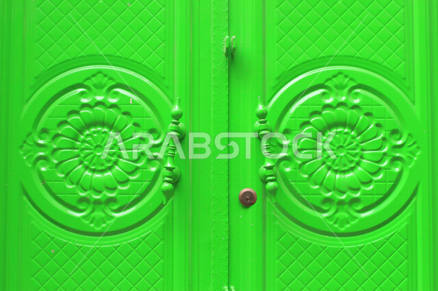 باب آثري قديم في السعودية بأسلوب تاريخي اسلامي ، معالم سياحة في المملكة العربية السعودية ، صورة خلفية لباب حجري قديم بارز الشكل ، باب قديم ، قفل نحاسي