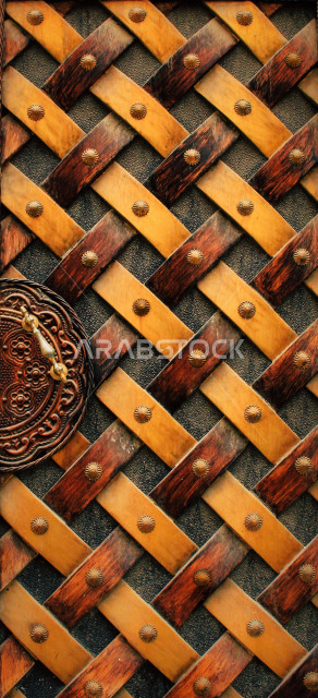 باب آثري قديم في السعودية بأسلوب تاريخي اسلامي ، معالم سياحة في المملكة العربية السعودية ، صورة خلفية لباب حجري قديم بارز الشكل ، باب قديم ، قفل نحاسي