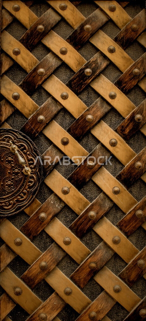 باب آثري قديم في السعودية بأسلوب تاريخي اسلامي ، معالم سياحة في المملكة العربية السعودية ، صورة خلفية لباب حجري قديم بارز الشكل ، باب قديم ، قفل نحاسي