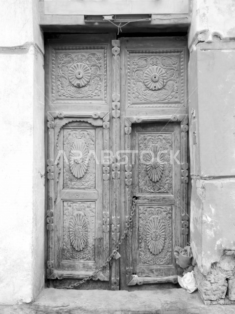 باب آثري قديم في السعودية بأسلوب تاريخي اسلامي ، معالم سياحة في المملكة العربية السعودية ، صورة خلفية لباب حجري قديم بارز الشكل ، باب قديم ، قفل نحاسي