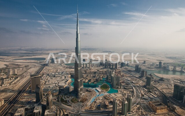 الفن الهندسي المعماري لبناء الأبراج و ناطحات السحاب, المباني الشاهقة و المنشآت التجارية و السكنية, أماكن و معالم سياحية مشورة في الإمارات العربية المتحدة, صورة من الأعلى لمدينة دبي في وقت النهار