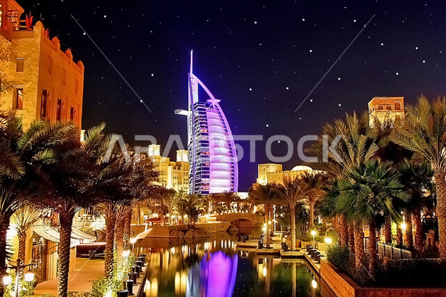 برج العرب في مدينة دبي في وقت الليل, الفن الهندسي المعماري لبناء الأبراج و ناطحات السحاب, المباني الشاهقة و المنشآت التجارية و السكنية, أماكن و معالم سياحية مشورة في الإمارات العربية المتحدة