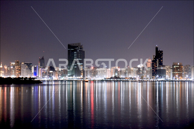 منظر انعكاس الأضواء على مياه البحر في مدينة أبو ظبي, الفن الهندسي المعماري لبناء الأبراج و ناطحات السحاب, المباني الشاهقة و المنشآت التجارية و السكنية, أماكن و معالم سياحية مشهورة في الإمارات العربية المتحدة